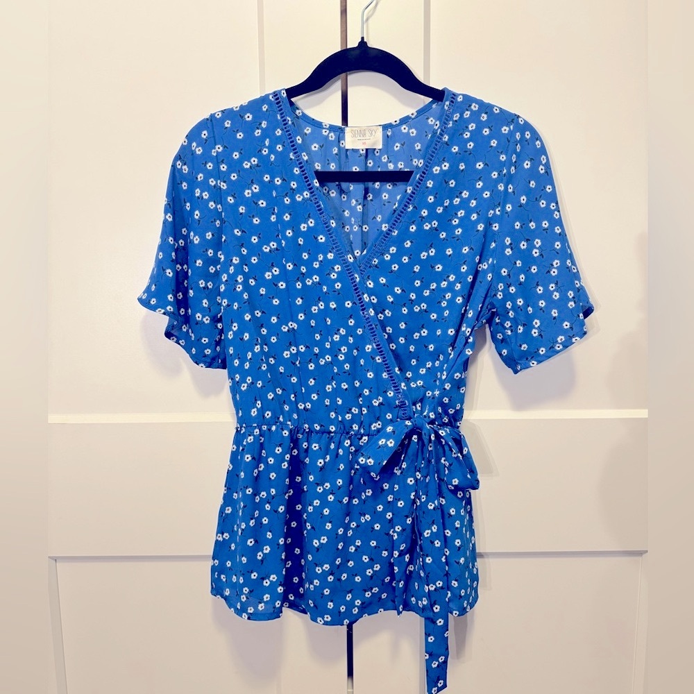 Blue Blouse short flutter sleeve, faux wrap with tie. Size M, short, not crop